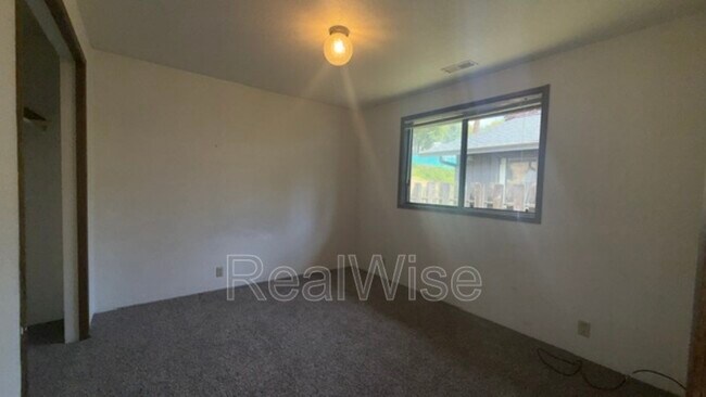 Building Photo - 1132 NE Barager Ave