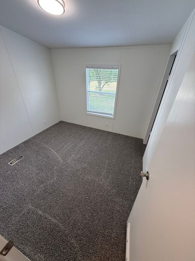 Building Photo - Charming 3 bed 2 bath on 1 acre lot