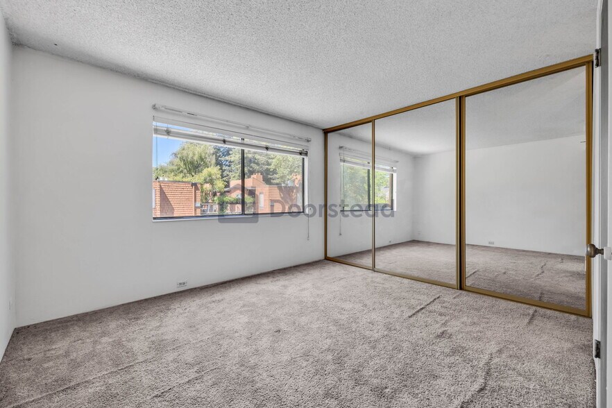 Building Photo - 724 Woodside Ln E