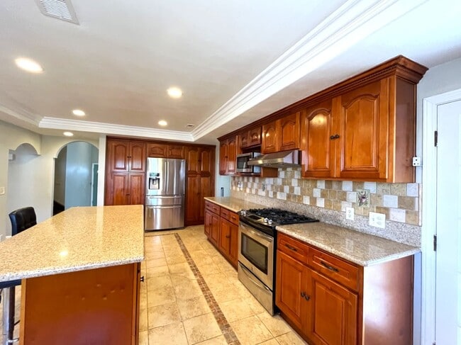 Building Photo - 4 bed, 3 bath located in Anaheim!