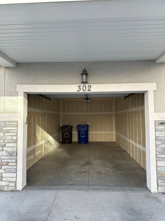 Building Photo - Bright and Modern 3 Bed Condo in Prime Location with Pool & Clubhouse!!