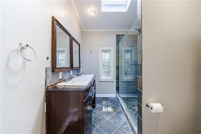 Building Photo - 2311 Pembrook Pl NE