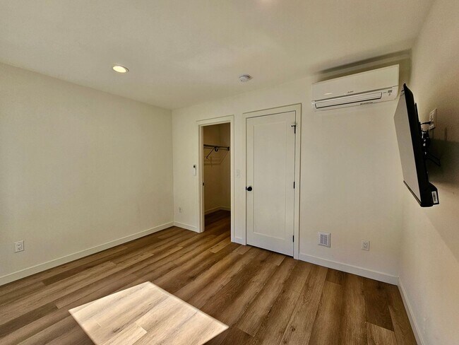 Building Photo - Experience Modern Living in the Heart of N...
