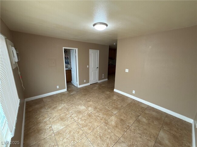 Building Photo - 305 N 10th St