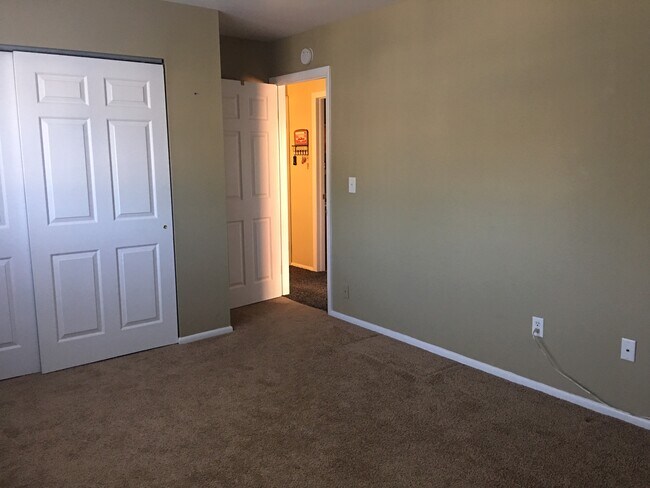 Building Photo - The Courtyards of Miami