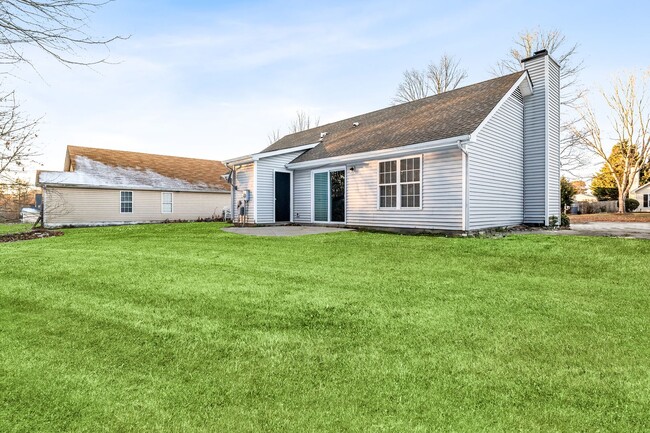 Building Photo - SW - Like New Home, Vaulted LR Ceiling, Fi...