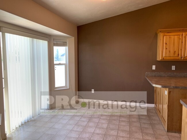 Building Photo - 3 Bed / 2 Bath Townhome w/ 2 Car Garage  - Ammon