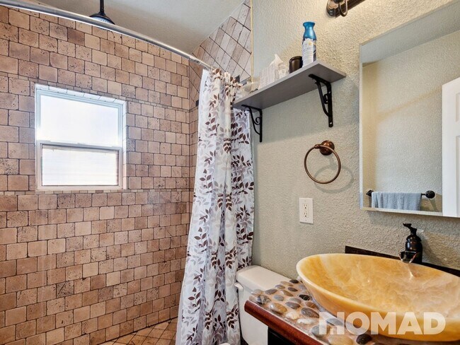 Building Photo - 1 bedroom renovated duplex