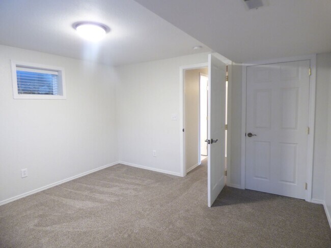 Building Photo - 5 Bd 3 Ba Home in Sandy