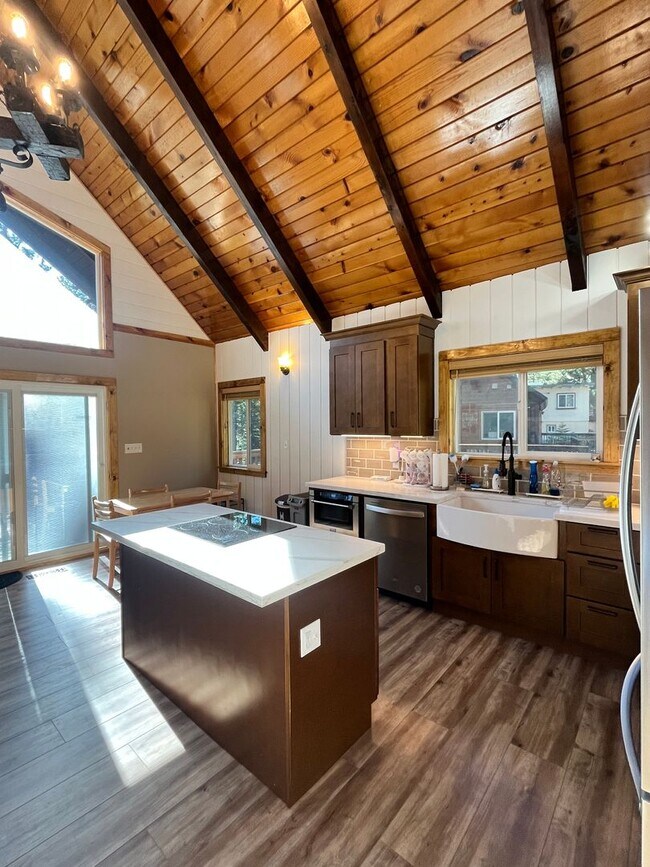 Building Photo - Donner Lake Ski Lease 26/27  — Fully Remodeled Home