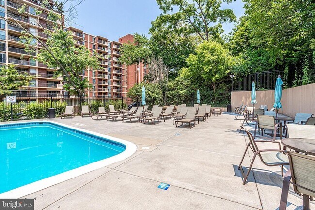 Building Photo - 1200 S Arlington Ridge Rd