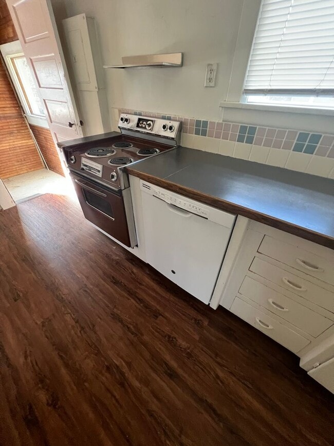 Building Photo - 905 NE Lake St