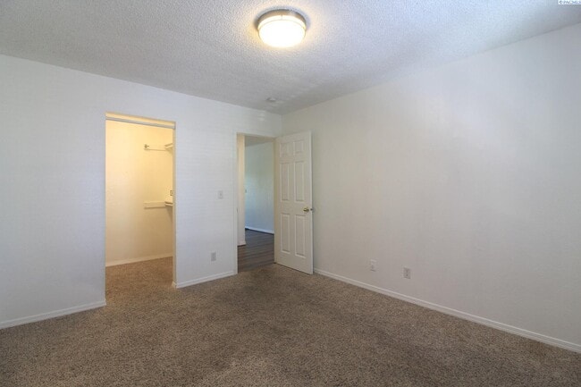 Building Photo - Updated 2 Bed/1 Bath Kennewick Apartment i...