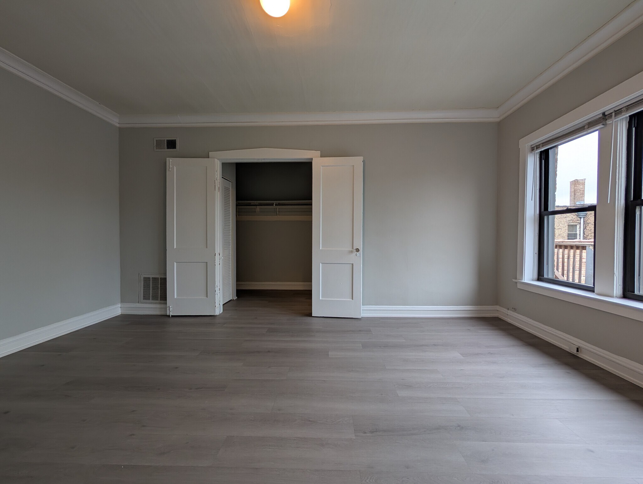 Building Photo - 2234 W Wilson Ave