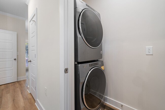 Building Photo - Available Early July! 3-bedroom home with off street parking!