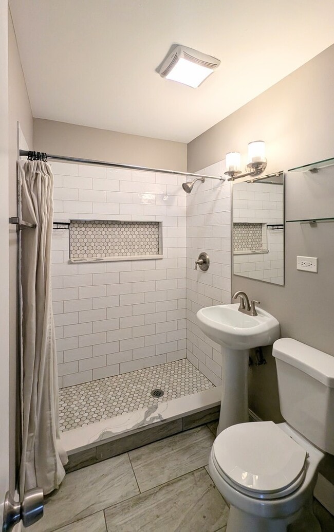 Building Photo - 923 Jasper St