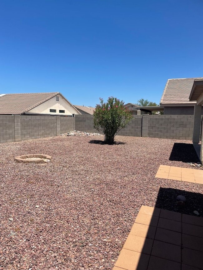 Building Photo - Lovely 3 Bedroom House!