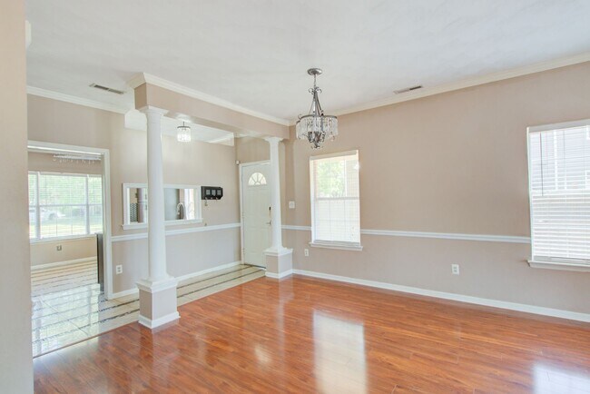 Building Photo - 4 Bedroom, 3 Bath, End Unit Townhome in Ce...