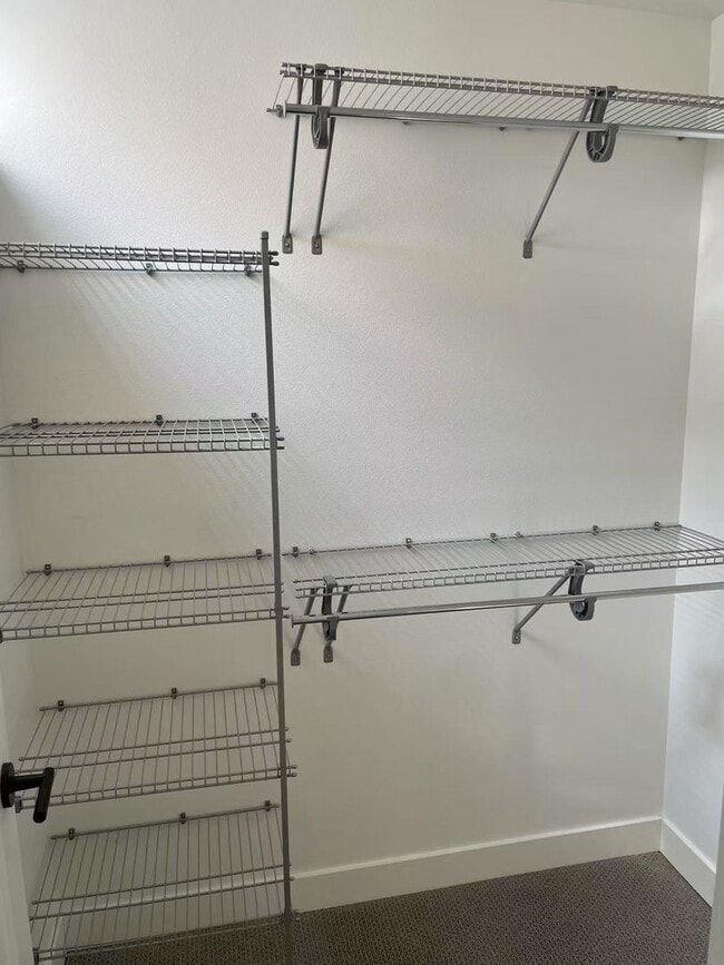 Building Photo - Nice 2-bed, 2-bath townhouse near Green La...