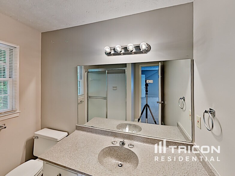 Building Photo - 1720 Ridgefield Dr