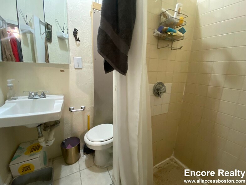 Building Photo - 40 Anderson St