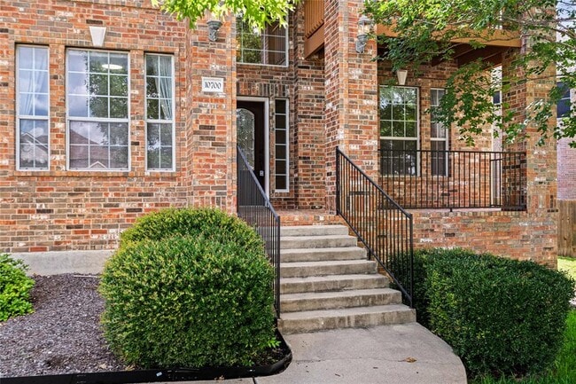 Building Photo - 10700 Pointe View Dr