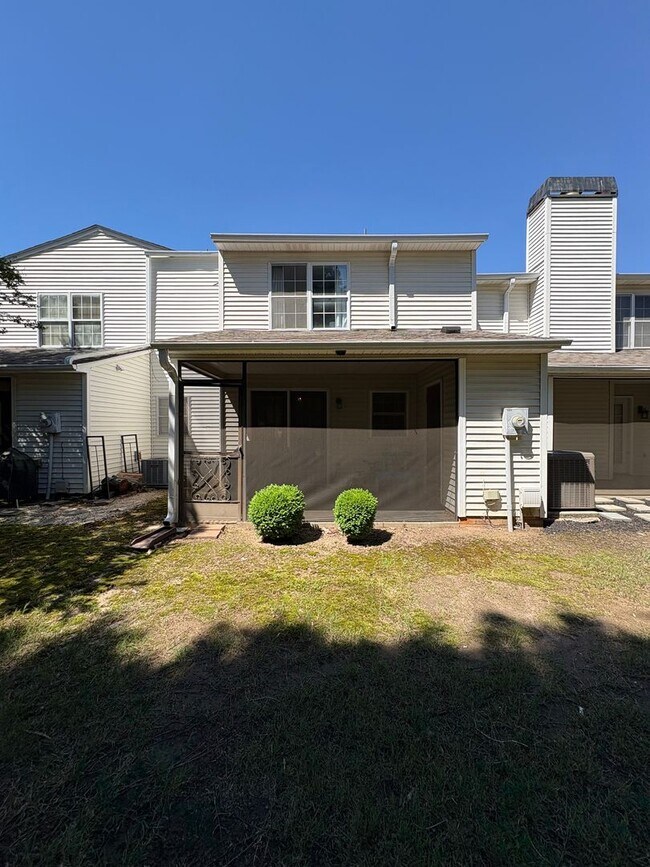 Building Photo - Lovely 2 bedroom 1.5 Bath