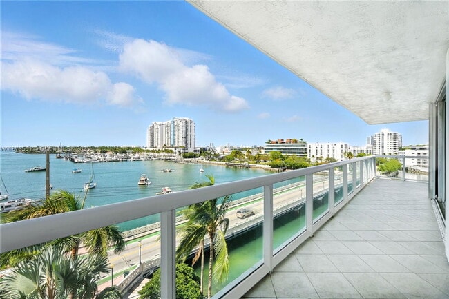 Building Photo - 10 Venetian Way