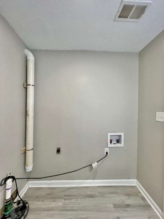 Building Photo - 1362 Dix Dr