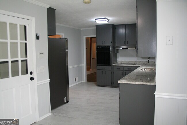 Building Photo - 2075 Pinewood Dr