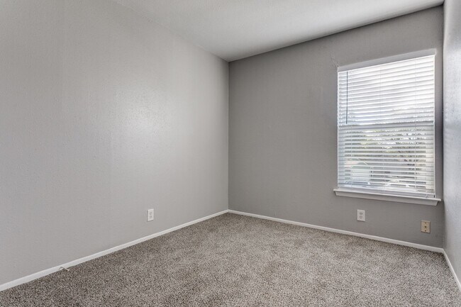 Building Photo - 4-BEDROOM ON CUL DE SAC IN SUNRISE