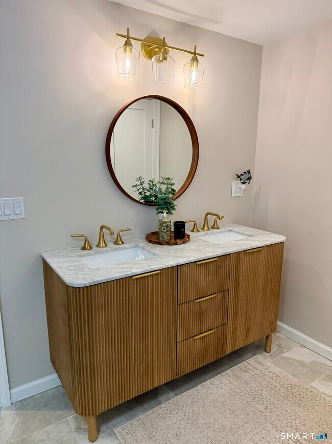 Building Photo - 24 Elm St