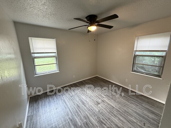 Building Photo - 605 SE 72nd St