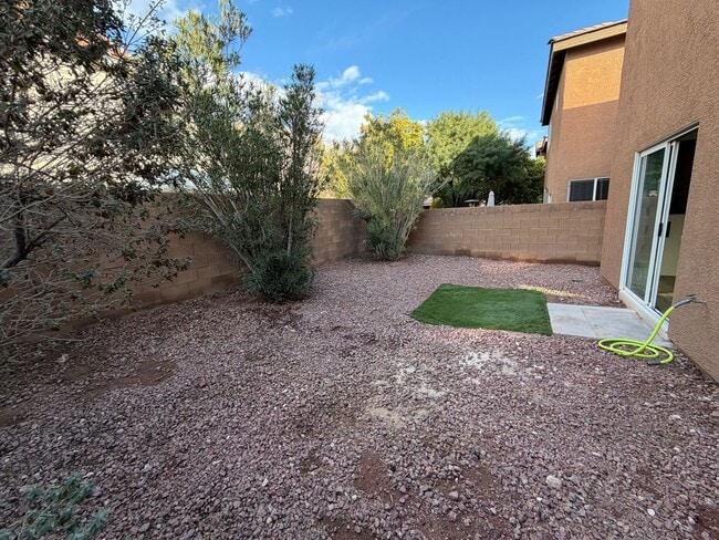 Building Photo - Mountain's Edge 3 Bed 3.5 Bath home in the Southwest. 1 Bed downstairs!