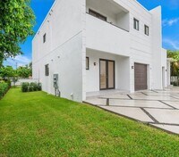 Building Photo - 824 SW 74th Ct