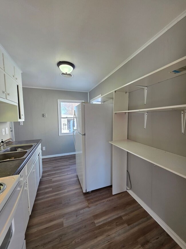 Building Photo - Charming 3-Bedroom Home – Modern, Clean & Carpet-Free!