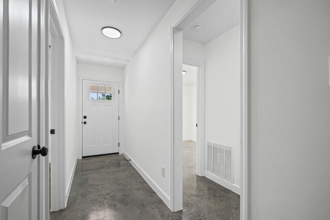 Building Photo - 1061 N Avalon St