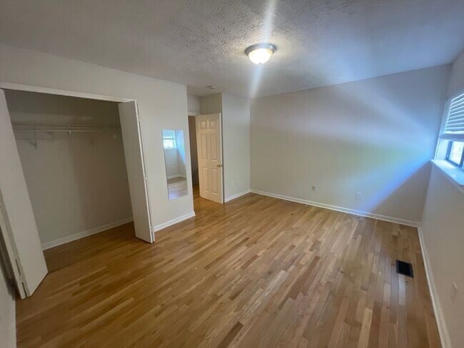 Building Photo - 18 Country Pl Ct
