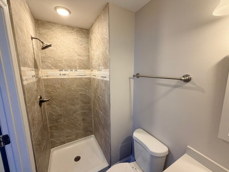 En-suite bathroom to primary bedroom - 607 Cheraton rd