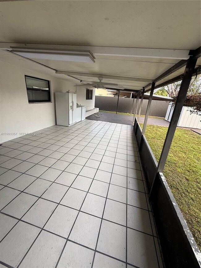 Building Photo - 1050 W 37th St