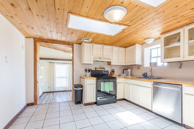 Building Photo - Private 3 bedroom, 1 bath with Large Fenced-in Backyard