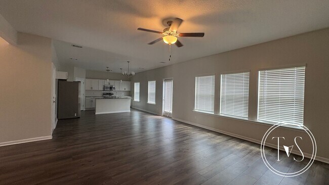 Building Photo - RATE DROP ALERT (was $2500/month) and MOVE-IN SPECIAL: $400 OFF 1ST MONTH'S RENT!**