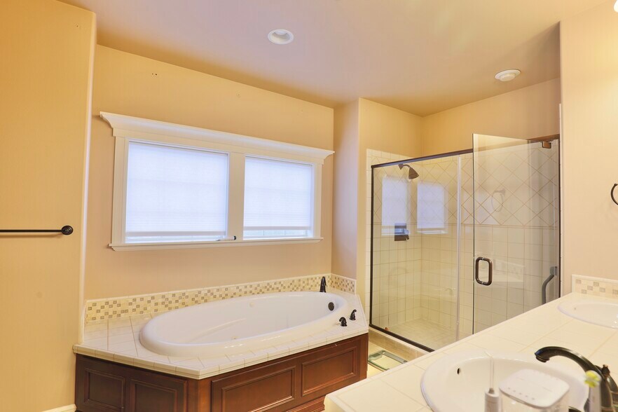 Building Photo - 12323 NE 102nd Ln