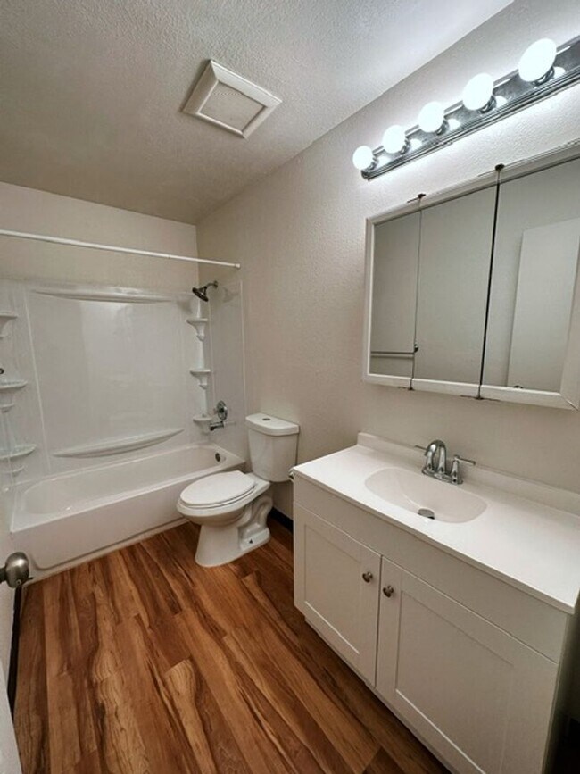 Building Photo - 3012 W 33rd Ave