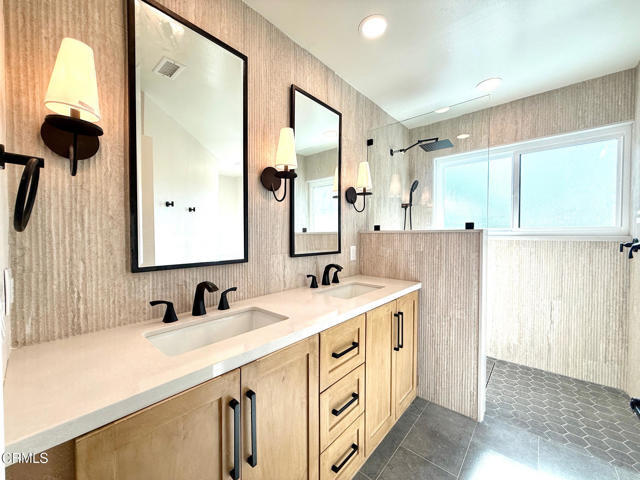 Building Photo - 532 Village Rd