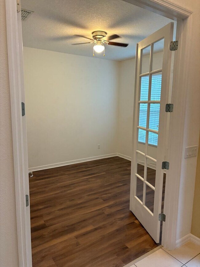 Building Photo - IMMEDIATE OCCUPANCY !!! LARGE// 5 Bedroom ...