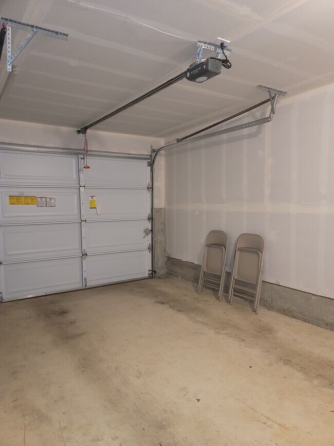 Building Photo - Stunning Tri Level 3/2.5 Townhome in the G...