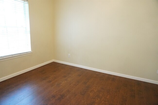 Building Photo - 2114 Madewood Dr