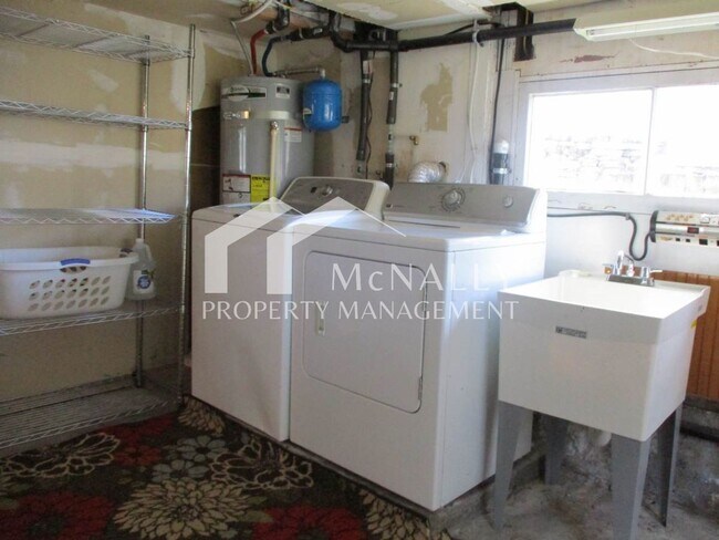 Building Photo - Charming 3-Bedroom Craftsman in Central Tacoma with Spacious Studio/Office