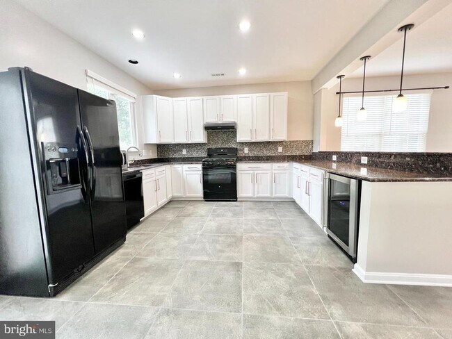 Building Photo - 6400 Warren Point Ct